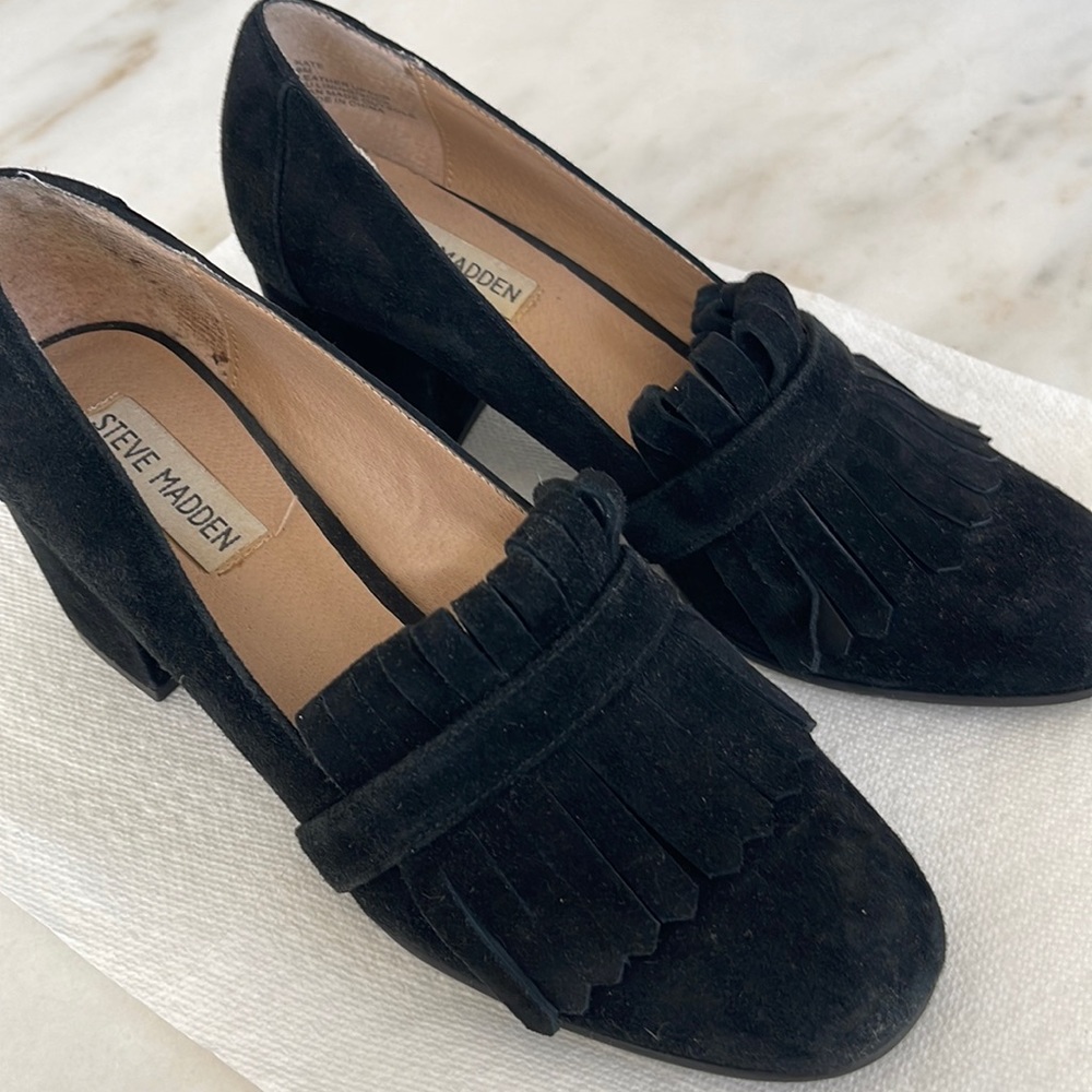 Steve Madden blk suede shoe with fringe detail in fromt mid heel size 8